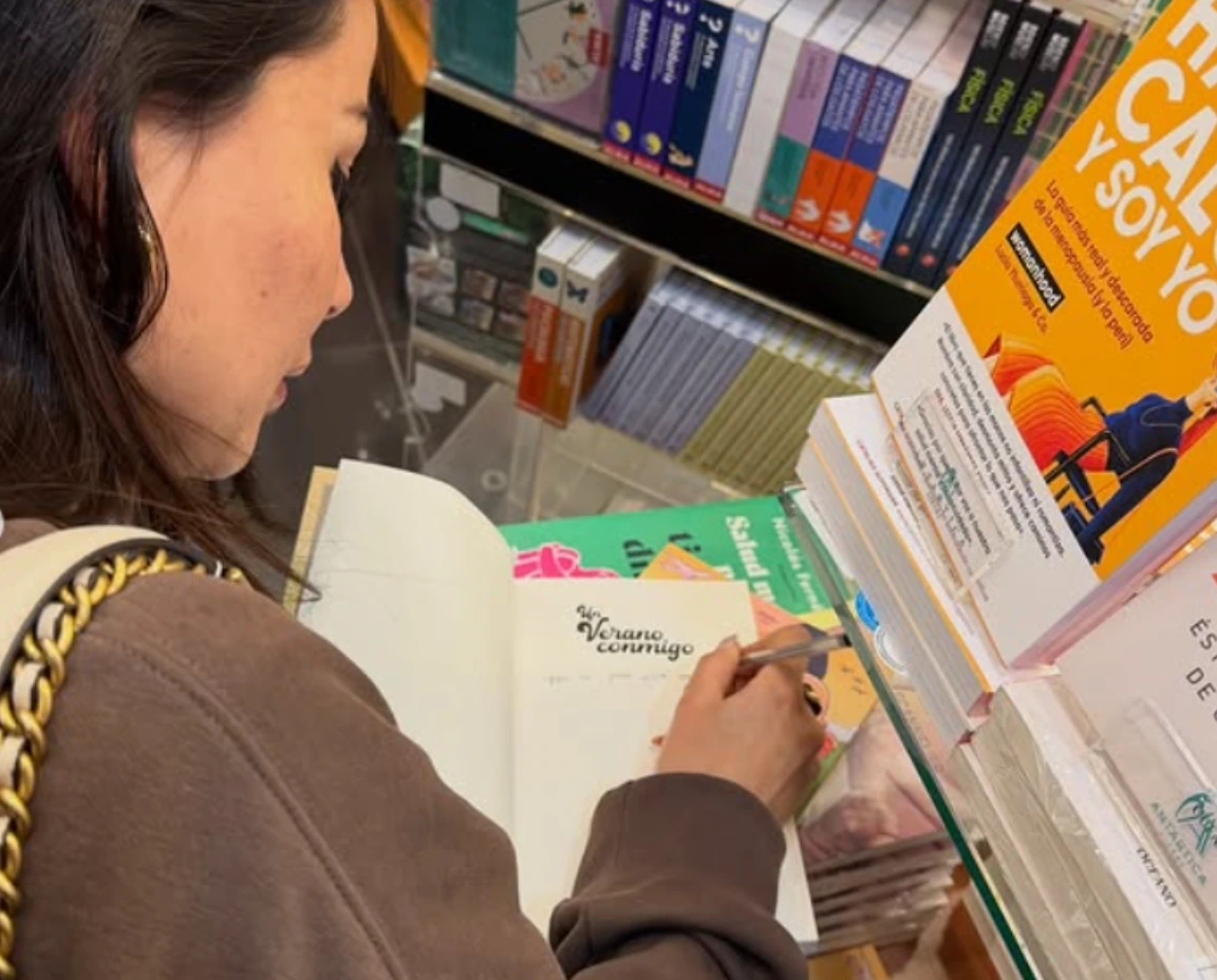 Autora de Letras y Punto Editorial firmando ejemplares de su libro en una librería de Chile, durante una actividad de encuentro con lectores y promoción de su obra publicada por nuestra editorial.