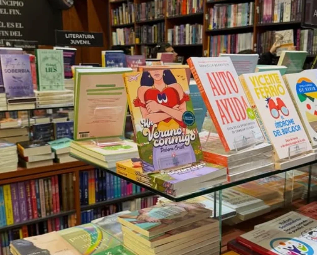 Libro publicado por Letras y Punto Editorial exhibido en una librería de Chile, como parte de la distribución de nuestras obras y del proceso que permite a los lectores encontrar libros de autores publicados por nuestra editorial.