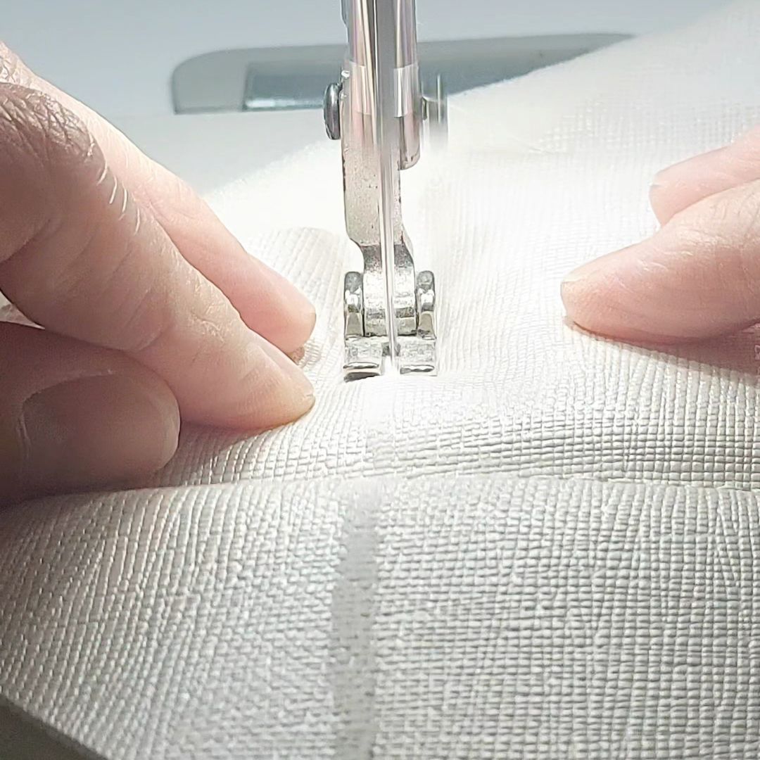 <p>De Portugal para as tuas mãos</p>
<div></div>
<div>Mala Mia é mais do que uma marca: é um tributo à arte de fazer bem. Nascida do sonho de uma mulher apaixonada por moda e pelas mãos que a constroem, a Mala Mia dedica-se à criação de malas, porta-chaves e necessaires feitas com tempo, técnica e mãos experientes. Cada peça é produzida em Portugal, combinando qualidade, cuidado e tradição. Valorizamos os processos lentos, a atenção ao detalhe e a qualidade que só um trabalho feito com paixão, consegue alcançar. Da escolha dos materiais ao acabamento final, tudo é pensado com rigor e criado com entrega, porque acreditamos que o verdadeiro luxo está na autenticidade. Na Mala Mia, não seguimos tendências: criamos com propósito. Cada costura carrega a dedicação de quem ama o que faz. Da ida ao trabalho ao café com amigas, da viagem de fim de semana ao passeio pela cidade, as nossas peças são feitas para acompanhar cada passo com elegância. Sê bem-vinda à Mala Mia, onde atenção e cuidado se unem à elegância e cada peça é fruto de um processo atento, pensado e apaixonado. </div>