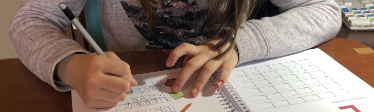 Libros y cuadernos adaptados para niños que aprenden de forma diferente
