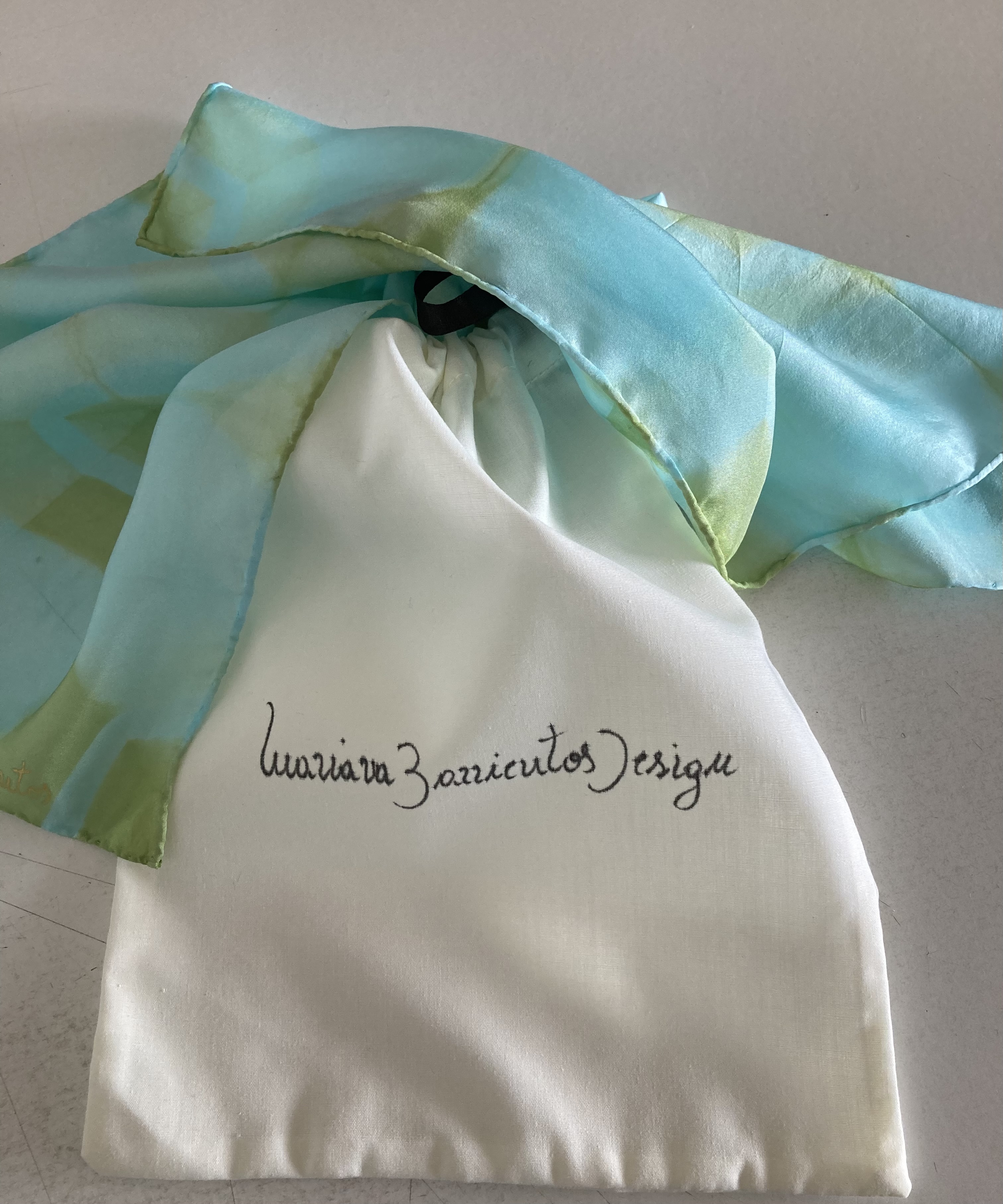 Cada pañuelo se presenta con dedicación y sentido estético. Ideal para obsequiar arte y belleza.