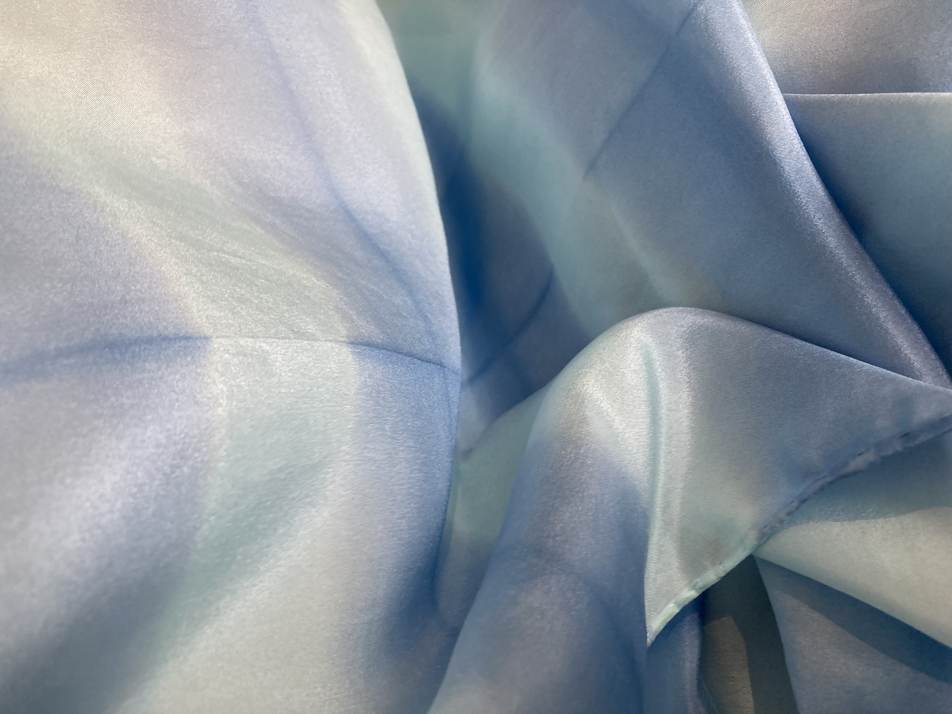 Diseños únicos creados con pliegues, reservas y color aplicado a mano sobre seda. Cada pieza es irrepetible