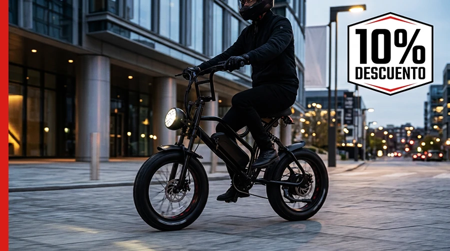 Bicicleta electrica fat bike F1 negra de 800W transitando en calle urbana mCasa Chile con 10% descuento