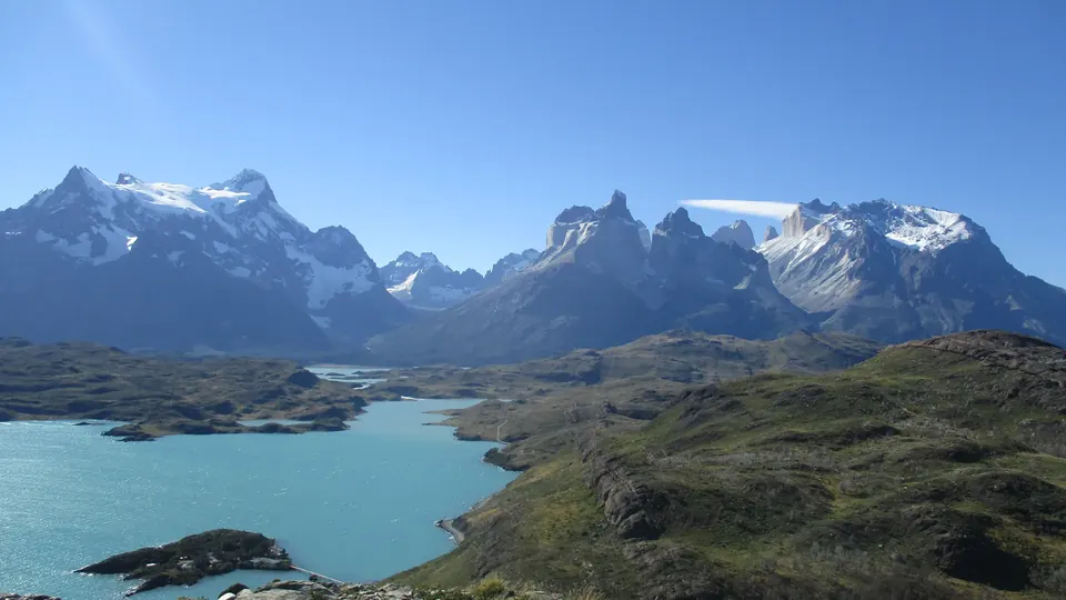 Cuernos del Paine y macizo nevado sobre el lago Pehoé, en la Patagonia chilena.