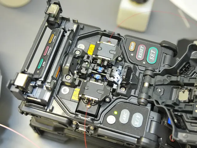 Fusionadora de fibra óptica abierta, vista de cerca.