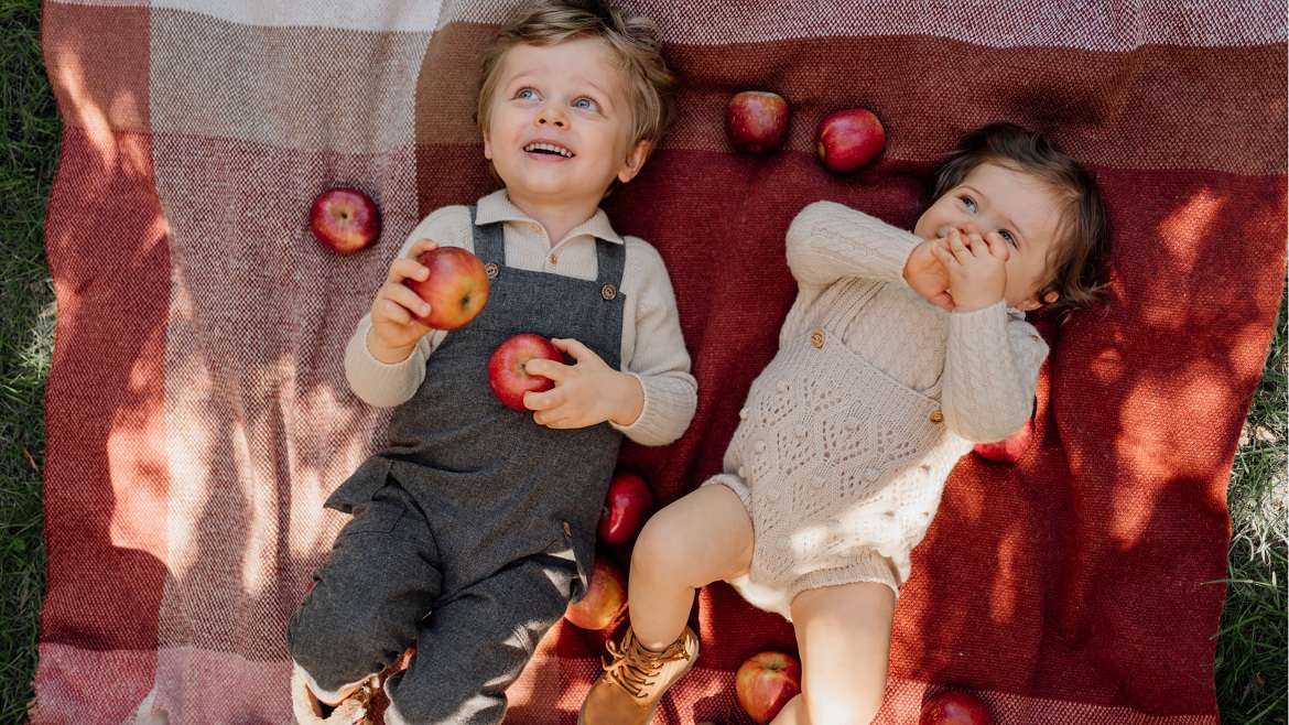 crianças deitadas com roupa wedoble mimisco