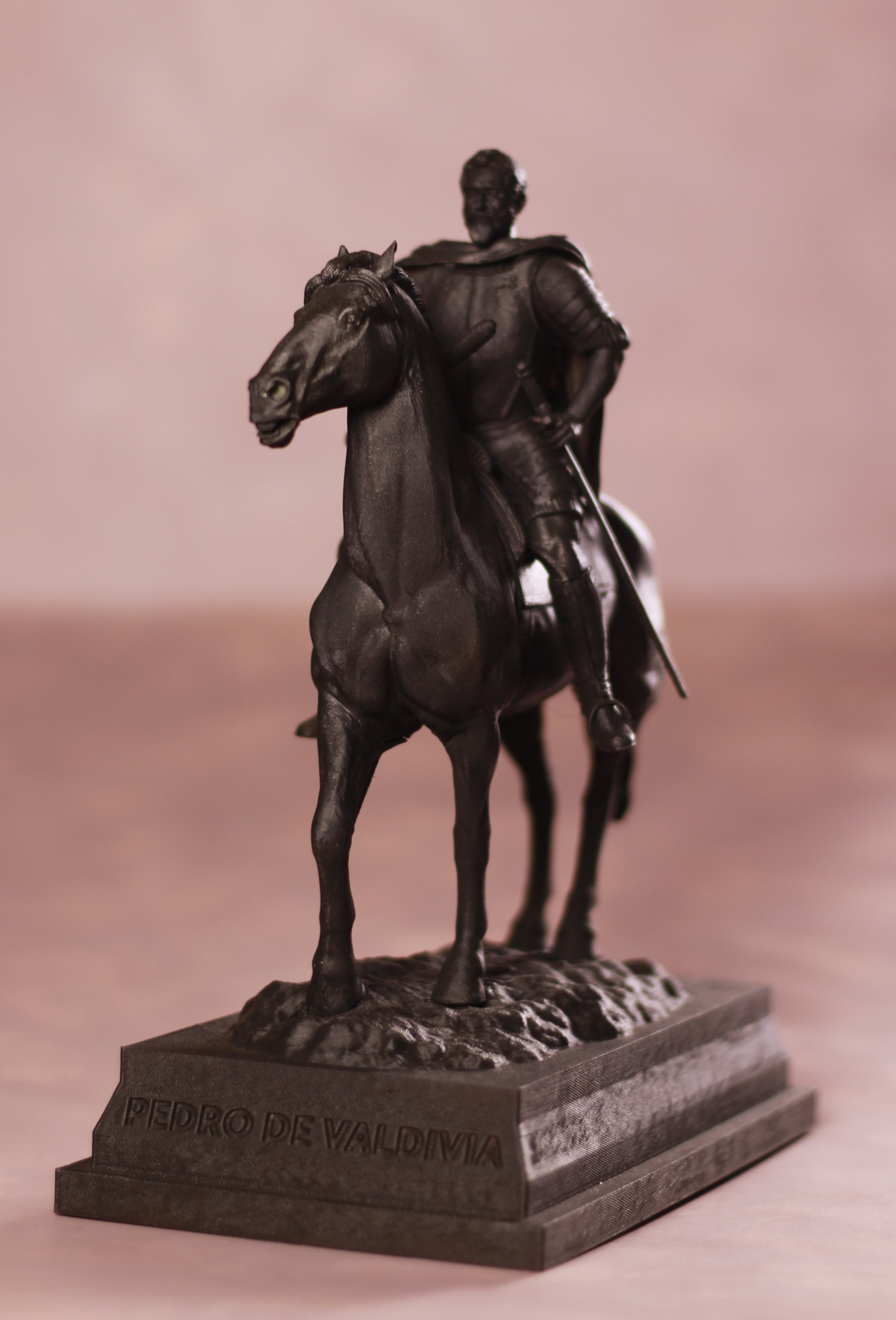 El monumento fuera del pedestal.