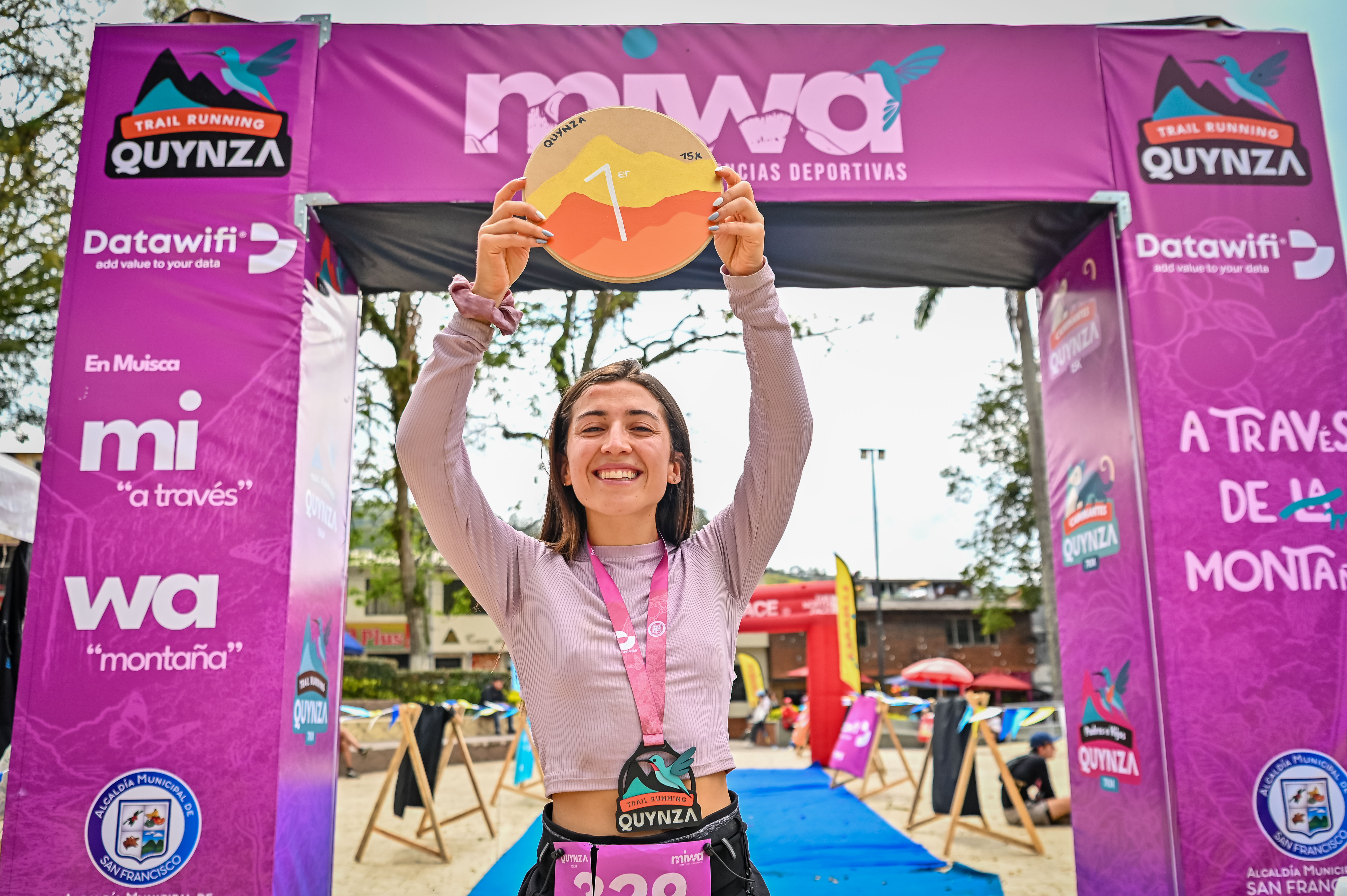 <h2 style="font-family: 'League Spartan', sans-serif; font-weight: 800; color: #FFFFFF; text-transform: uppercase; margin: 0;">   <strong>quynza</strong> </h2>