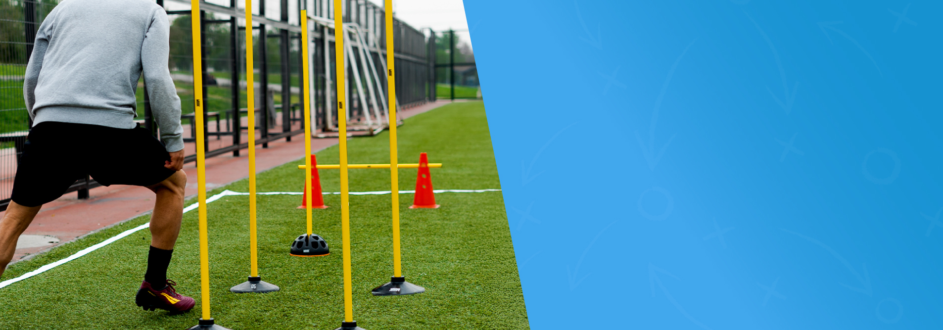 FOTO DE JUGADOR ENTRENANDO CON ESTACAS CONOS Y VAILLAS DE AGILIDAD. CLICK PARA CONOCER LA CATEGORÍA DE EQUIPAMIENTO DE CANCHA.