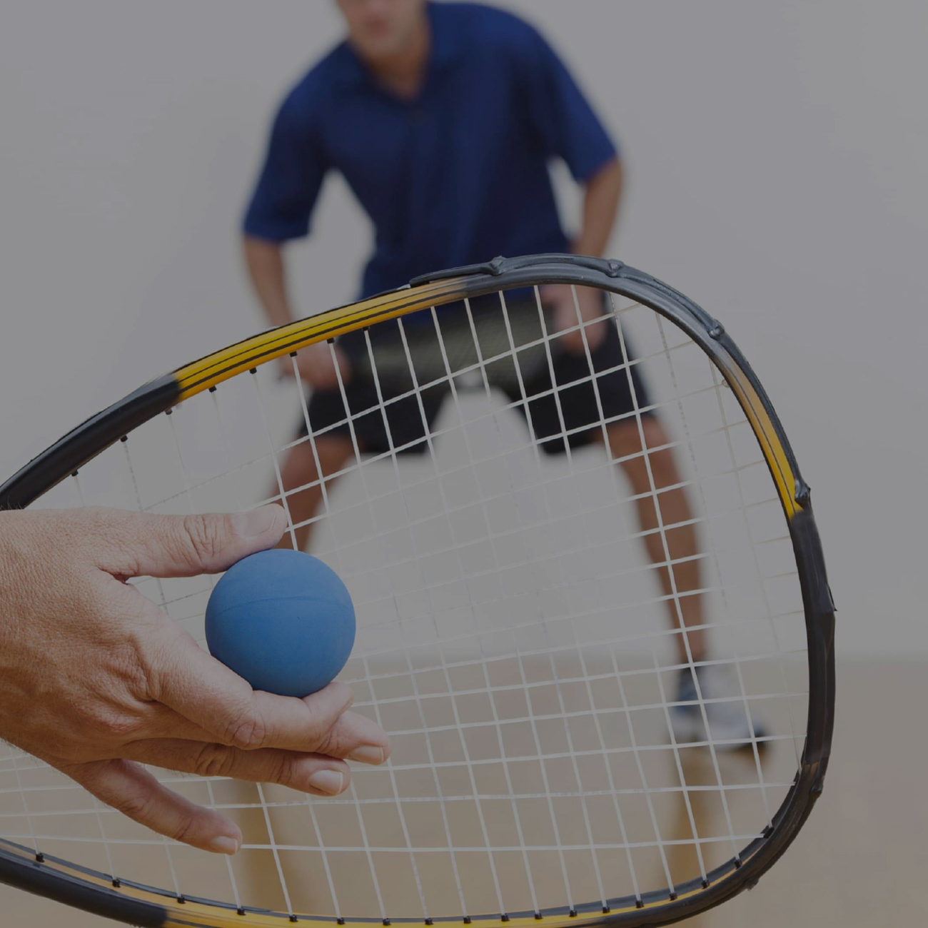 una persona jugando racquetball con un amigo. click aquí y revisa deportes de raqueta.