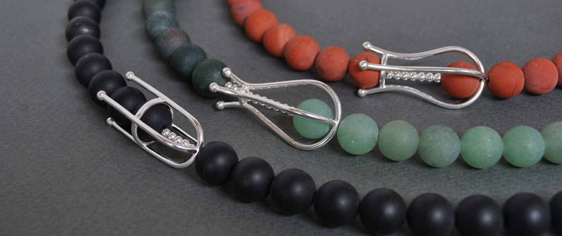 <div>+ JOYERÍA +</div>
