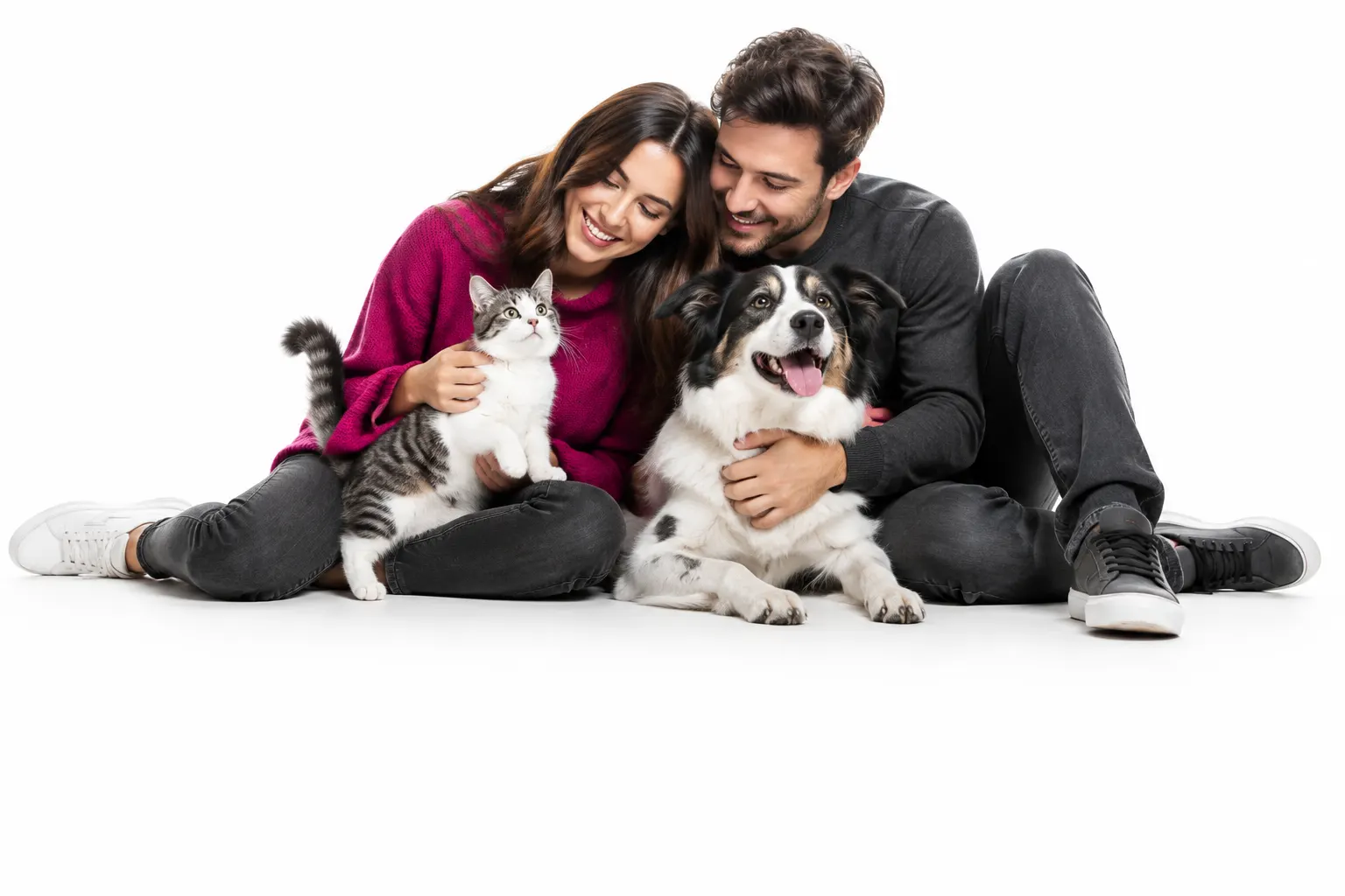 Un gato y un perro descansan junto a sus humanos sobre un fondo blanco.