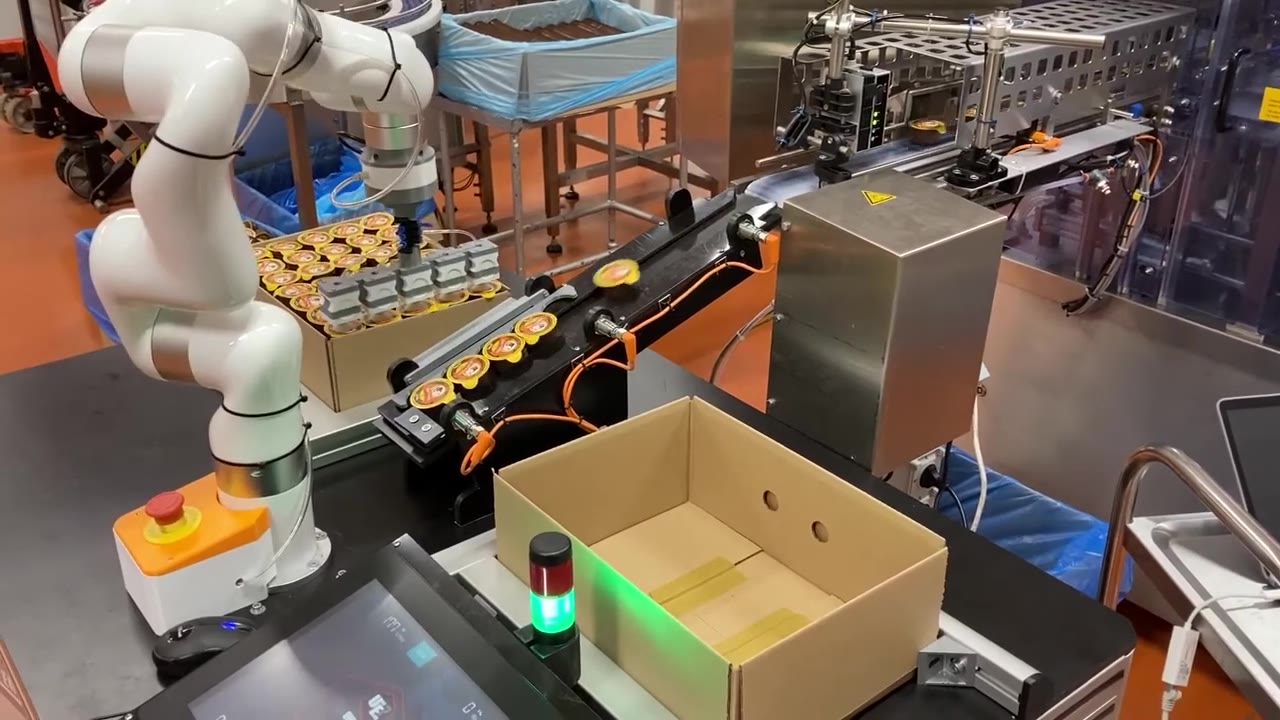 Brazo UFactory xArm empacando producto al final de la línea (VDH Systems)