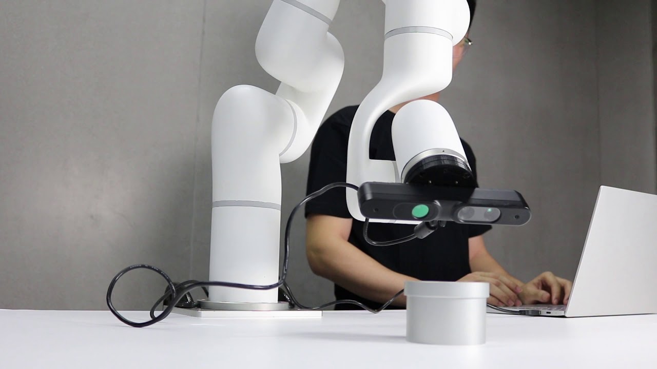 Simulación de un brazo colaborativo UFactory con gripper en un entorno virtual