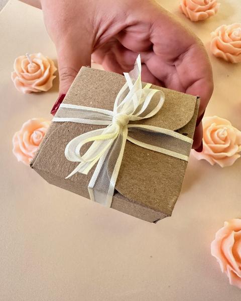 Vela en forma de rosa en caja de cartón con moño