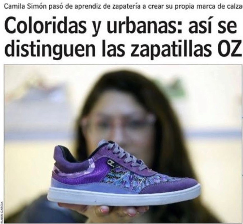 Recorte de prensa de 2022: Coloridas y urbanas, así se distinguen las zapatillas OZ, con Camila Simón sosteniendo una zapatilla morada