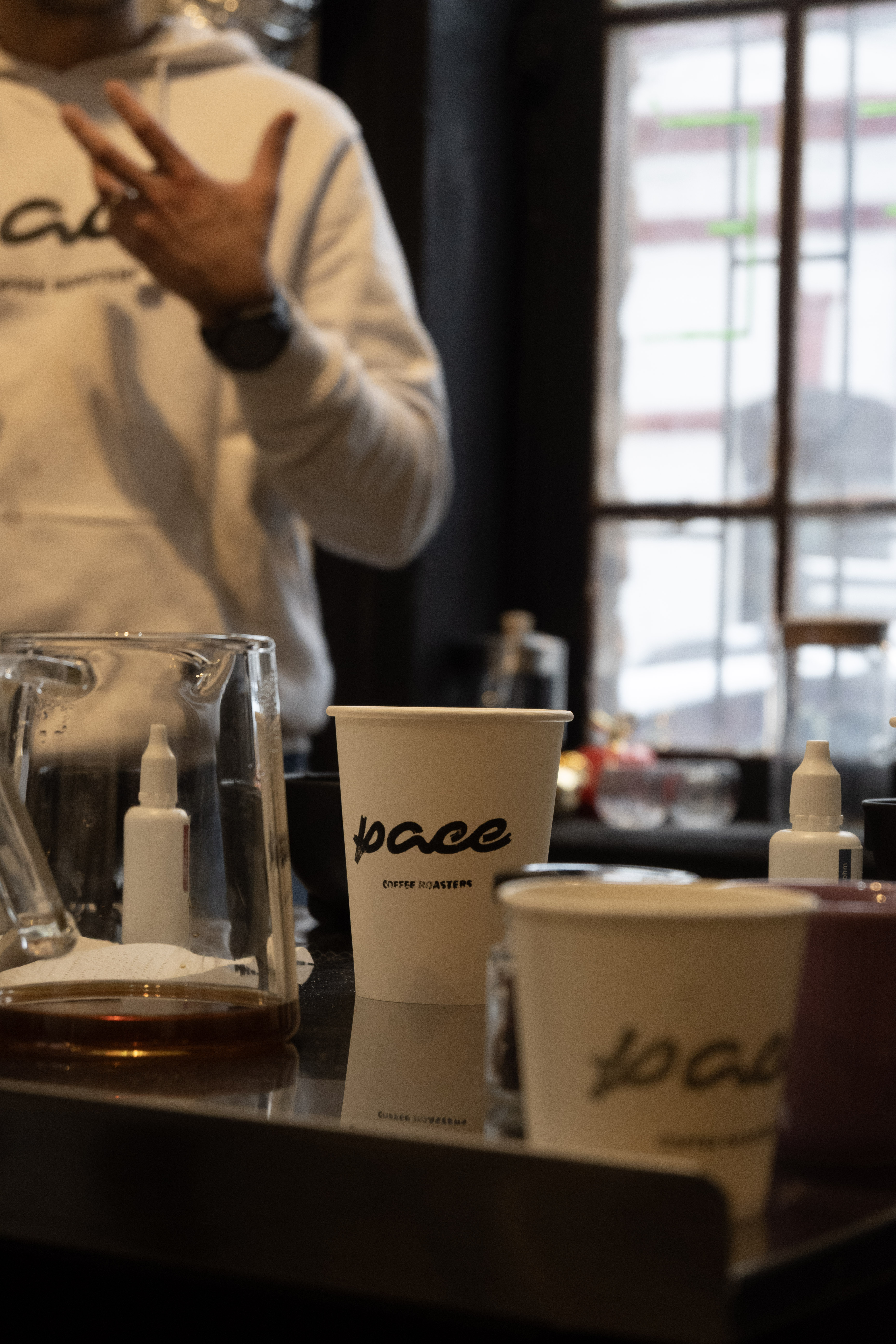 <div style="text-align:center;">   <div style="width:72%; height:1px; background:rgba(255,255,255,0.65); margin:14px auto 14px;"></div>   <div style="font-size:18px; font-weight:400; line-height:1.35; margin:0;"> Acompañamos a cafeterías que buscan ofrecer café de especialidad con identidad, calidad y una experiencia cercana para sus clientes. Les entregamos asesoría y una propuesta estratégica para construir experiencias que se disfrutan y negocios que prosperen.</div> </div>