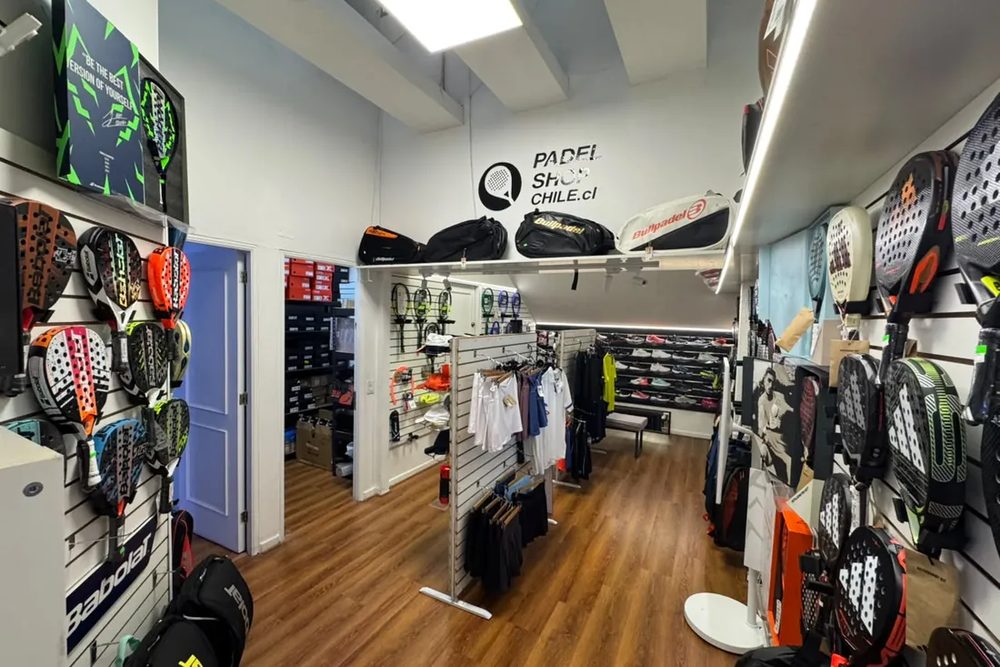 Interior de la tienda Padel Shop Chile en Los Cobres de Vitacura