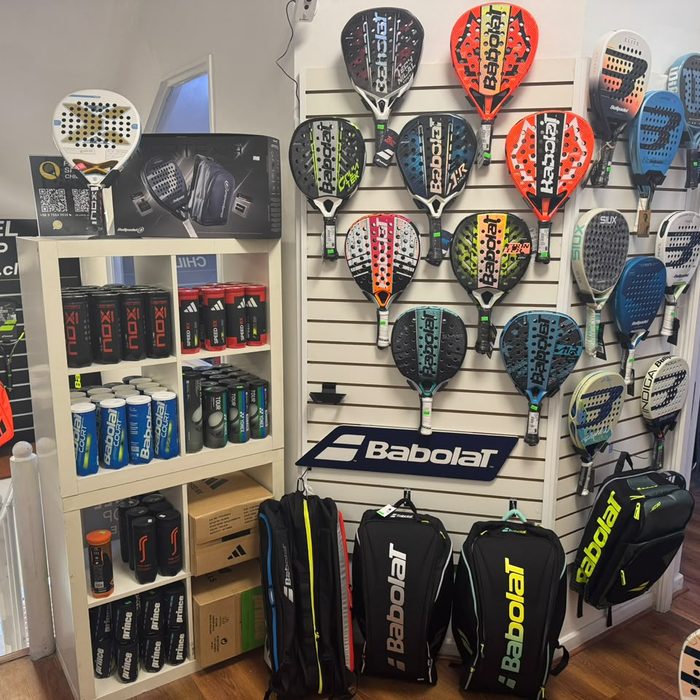 Pared de palas de pádel en la tienda
