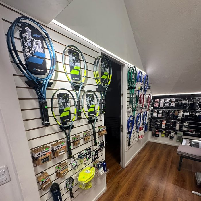 Raquetas de tenis exhibidas en la tienda