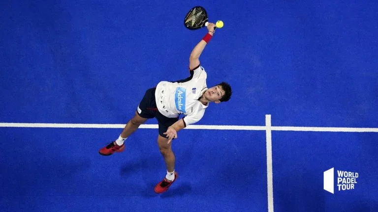 Jugador de pádel profesional golpeando pelota - Palas que sea