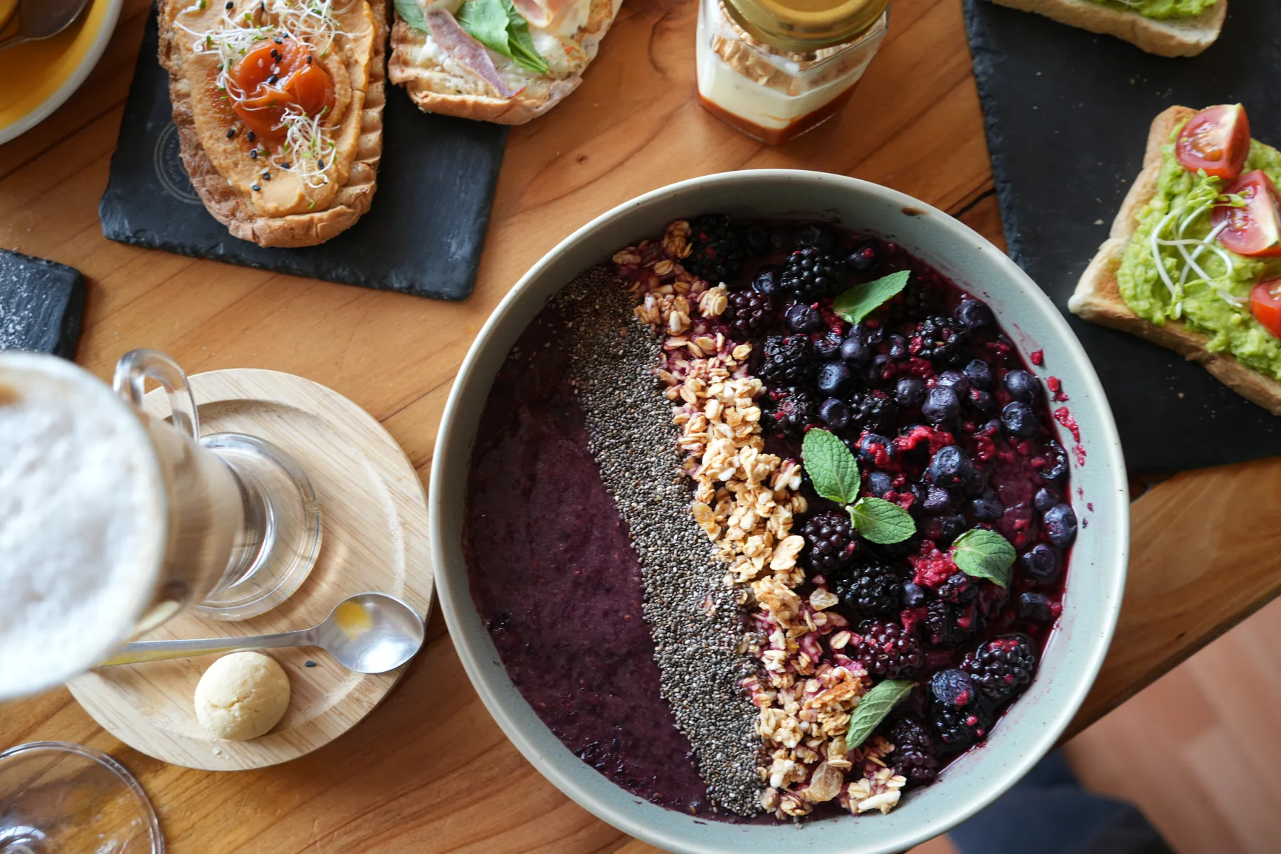 Bowl de açaí con berries, granola y chía