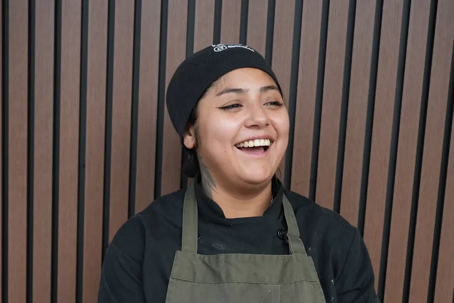 Una integrante del equipo de Panichini con una bandeja recién preparada