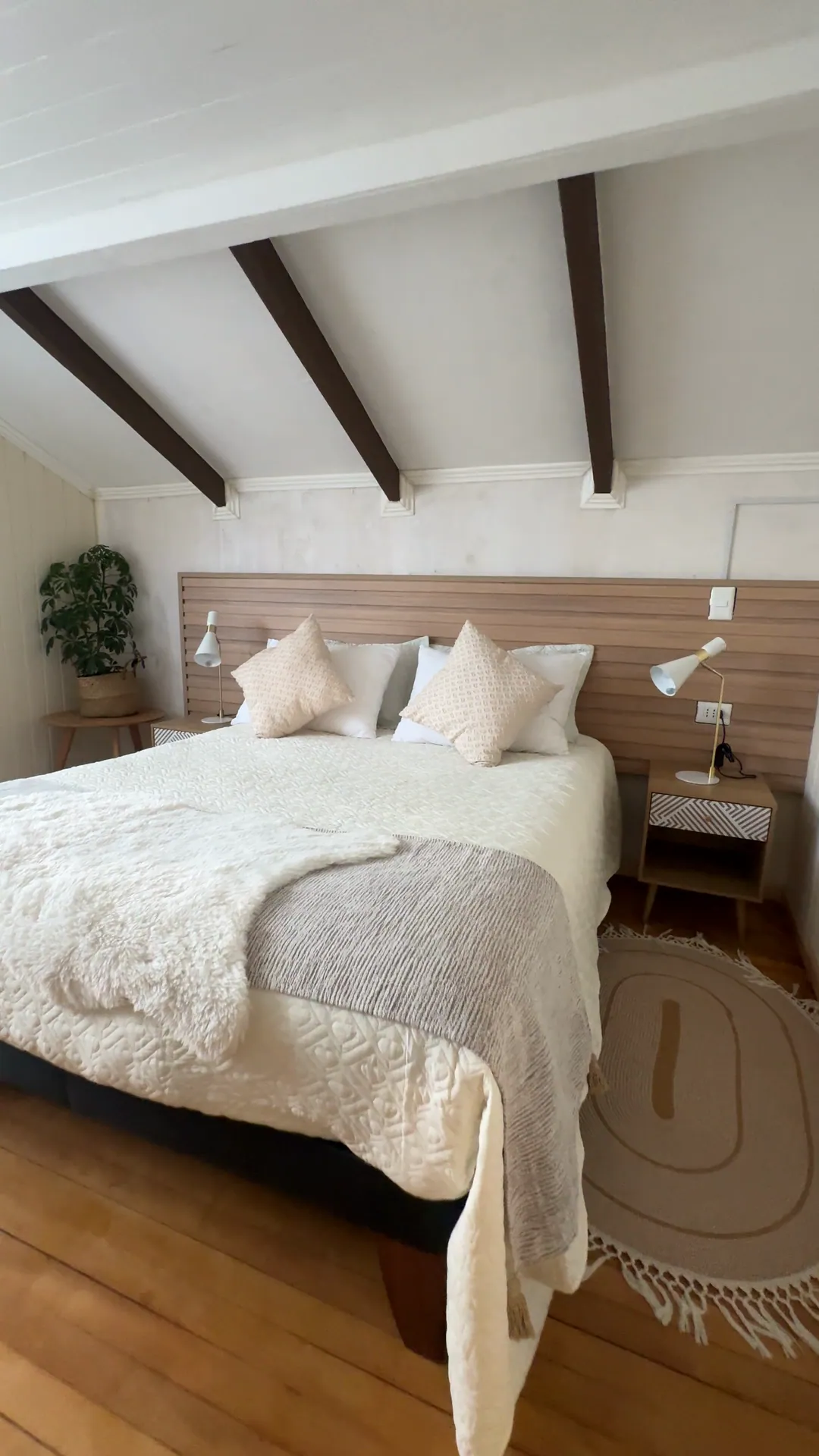 Dormitorio de la Casona con cama doble y luz natural