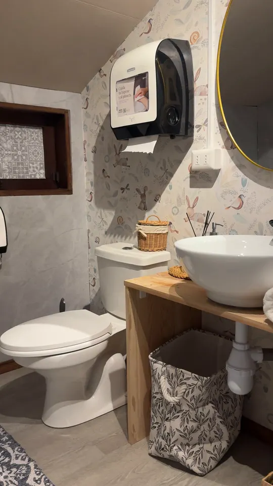 Video del baño con lavamanos y toallas