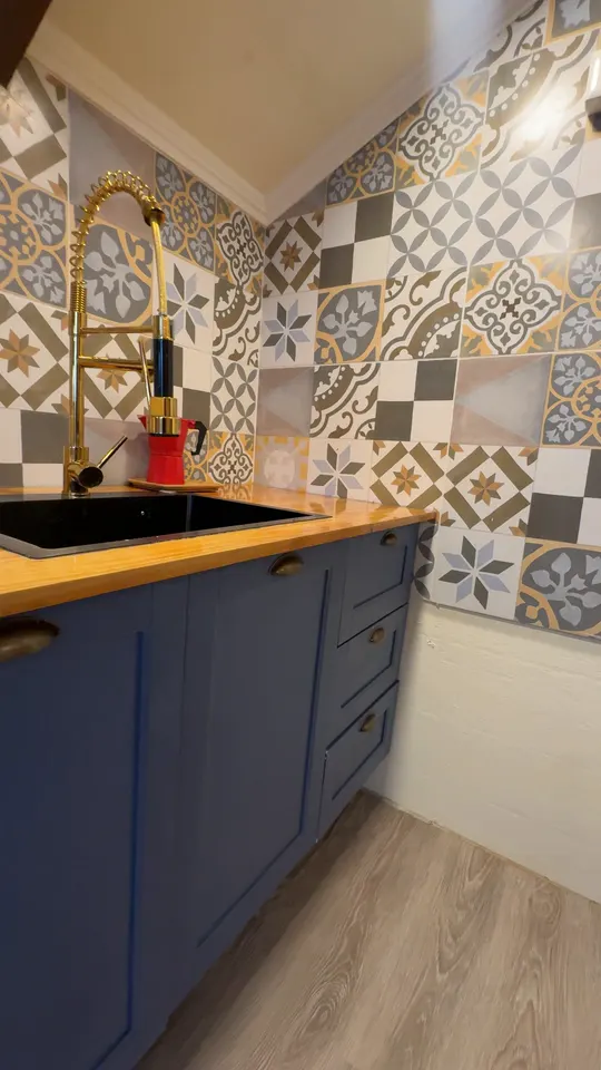 Video de la cocina con llave dorada y azulejos