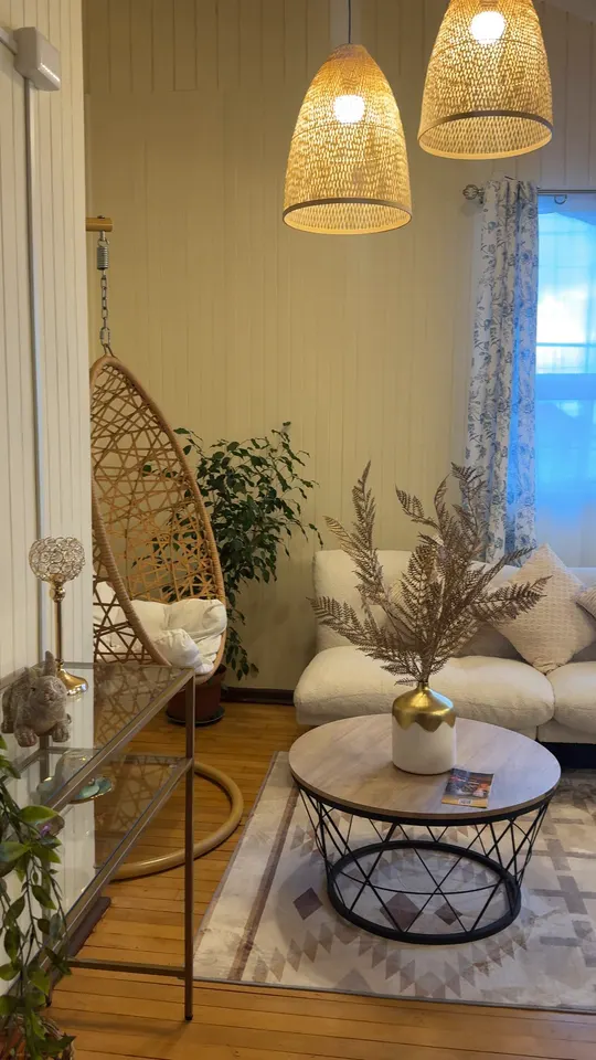 Video de la sala con lámparas de ratán y silla colgante