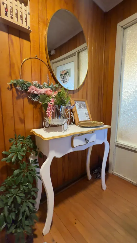 Video del recibidor de la Casona con espejo redondo y flores