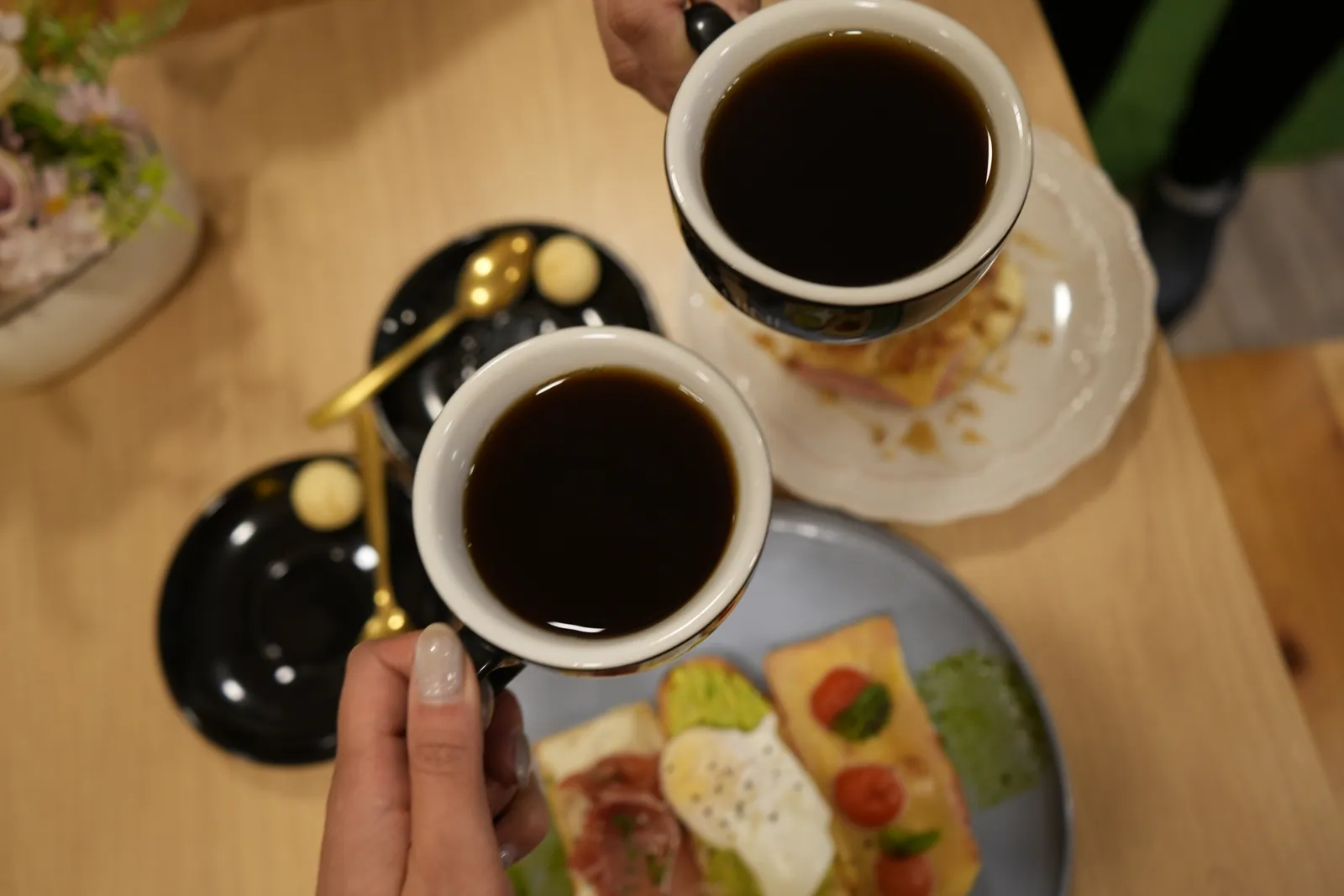 Dos tazas de café se juntan en un brindis sobre una mesa del Lounge