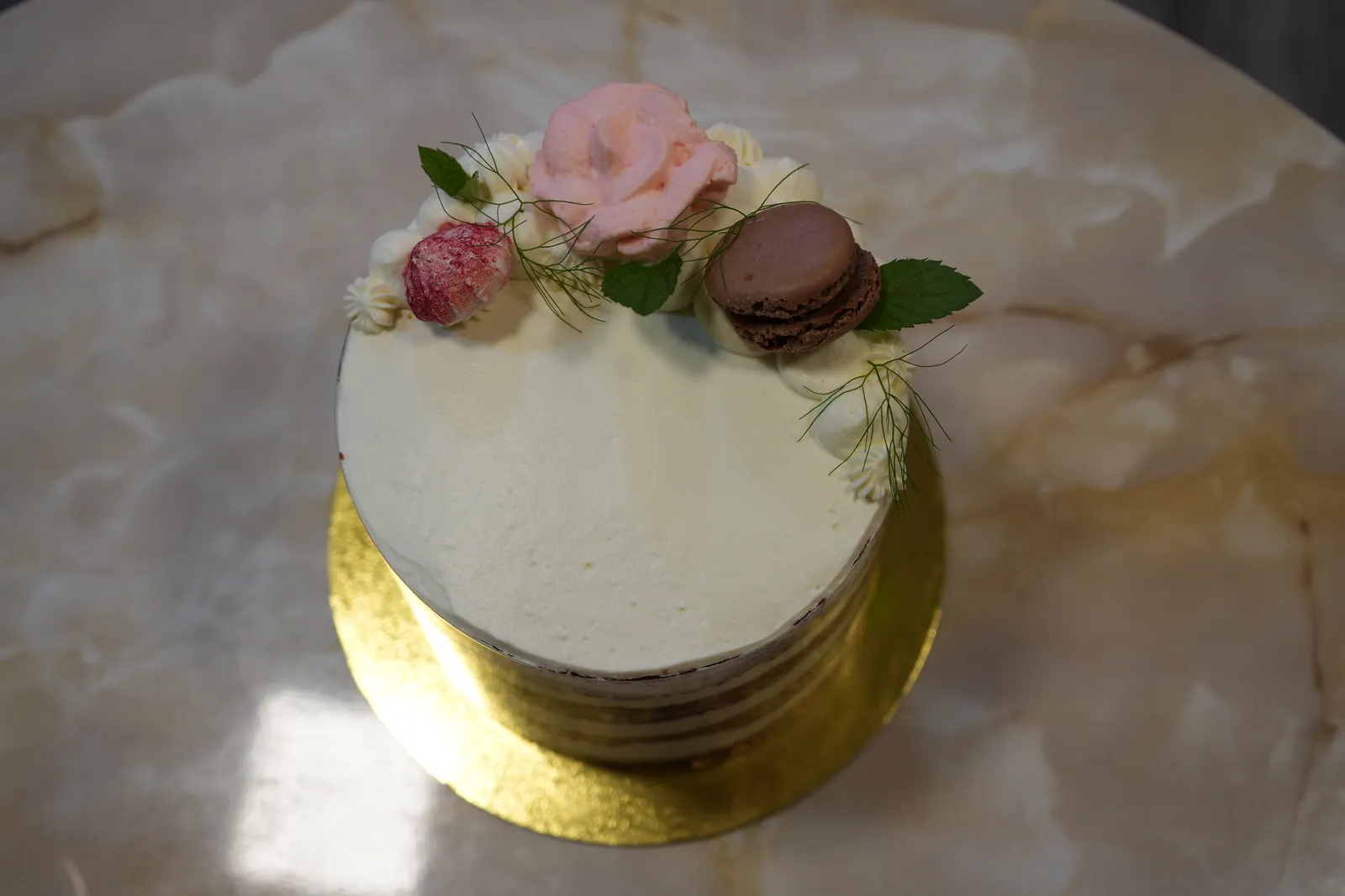Torta de capas con flores y macarons vista desde arriba