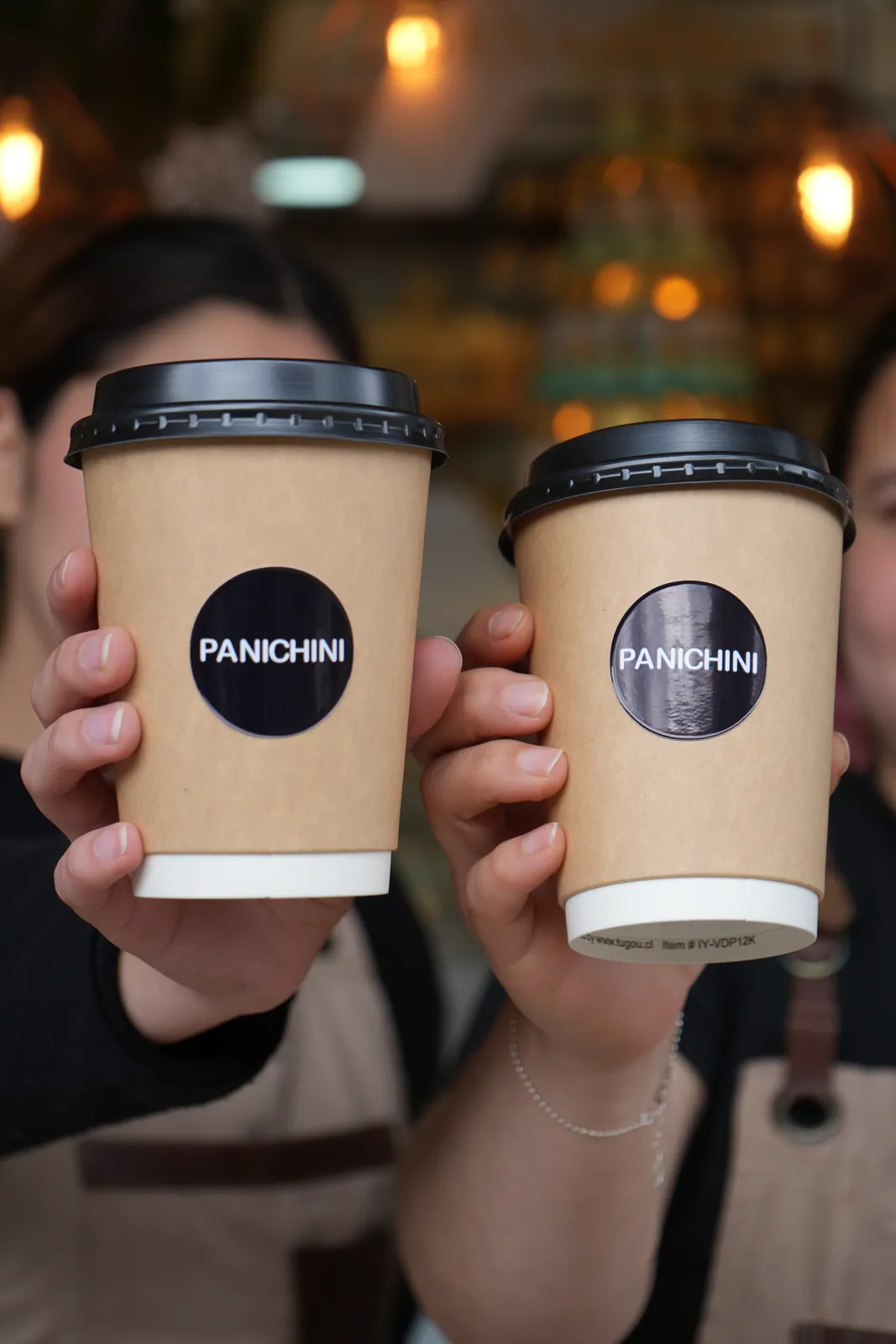 Dos vasos de café para llevar con el logo de Panichini