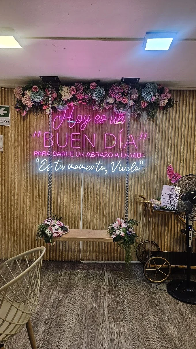 El neón «Hoy es un buen día» con el columpio de flores del Lounge