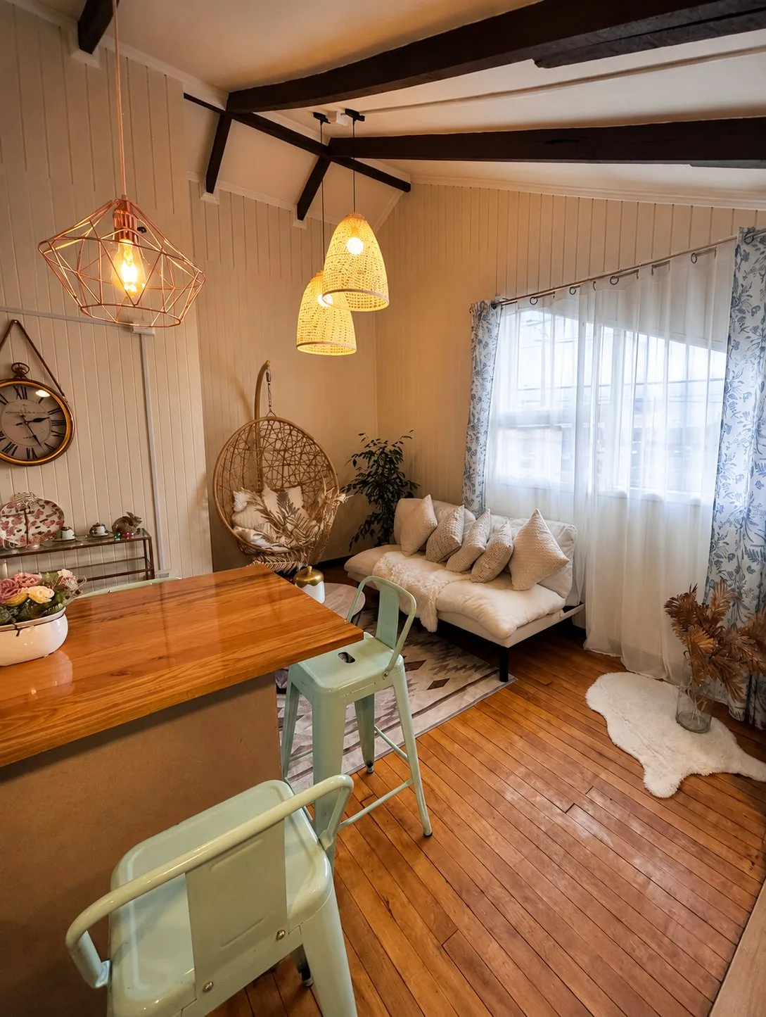 Living de Casona Panichini con sillón colgante y lámparas de mimbre