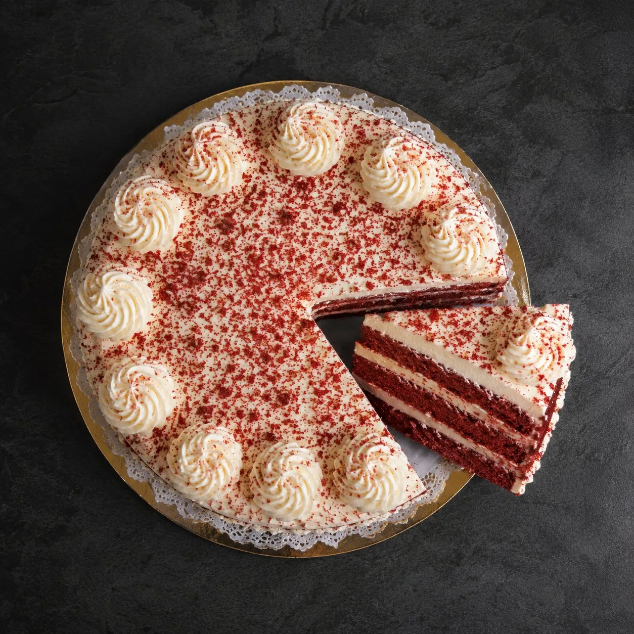 Torta red velvet con un trozo servido