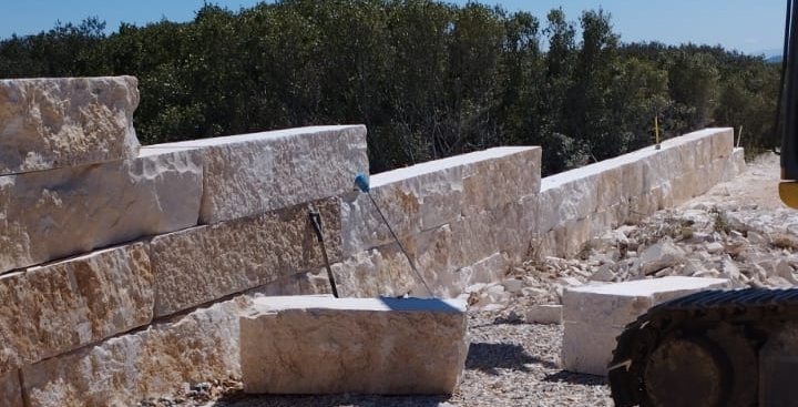 CONSTRUÇÃO DE MUROS EM PEDRA