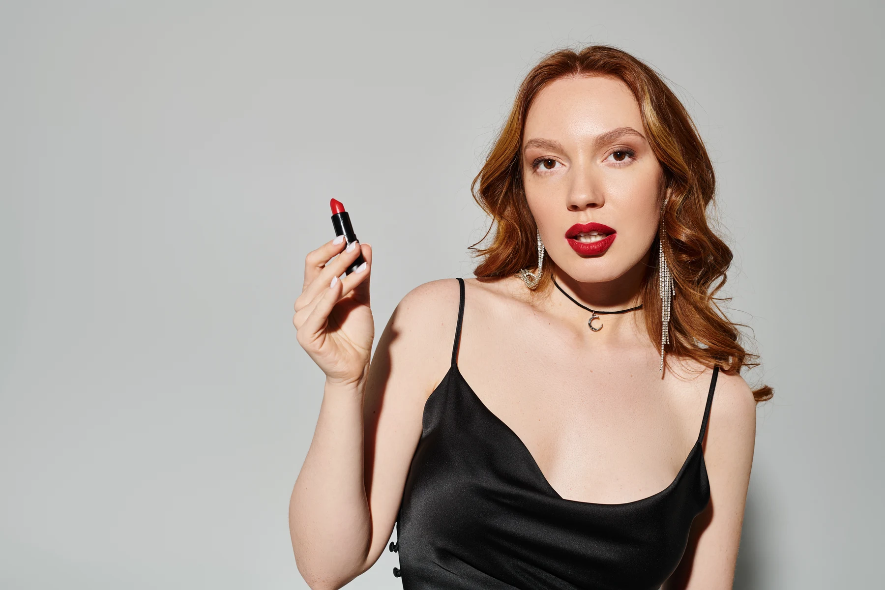Mujer con labial rojo mostrando su lipstick
