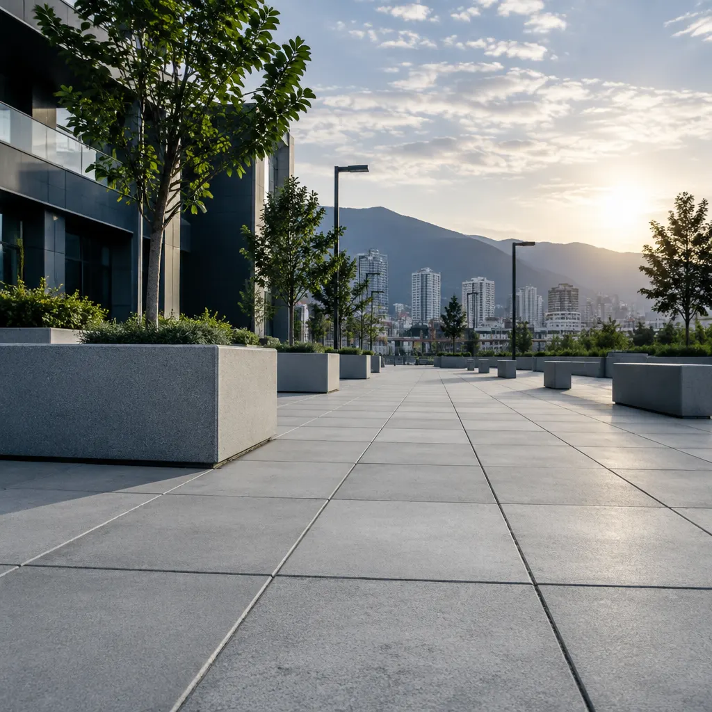 Fotografía de losetas prefabricadas de concreto en un espacio público urbano.
