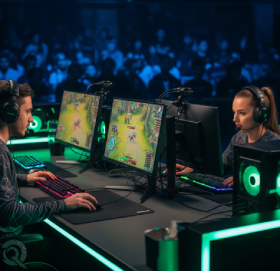 Jogadores em arena eSports a competir com computadores recondicionados gaming da Revaliq