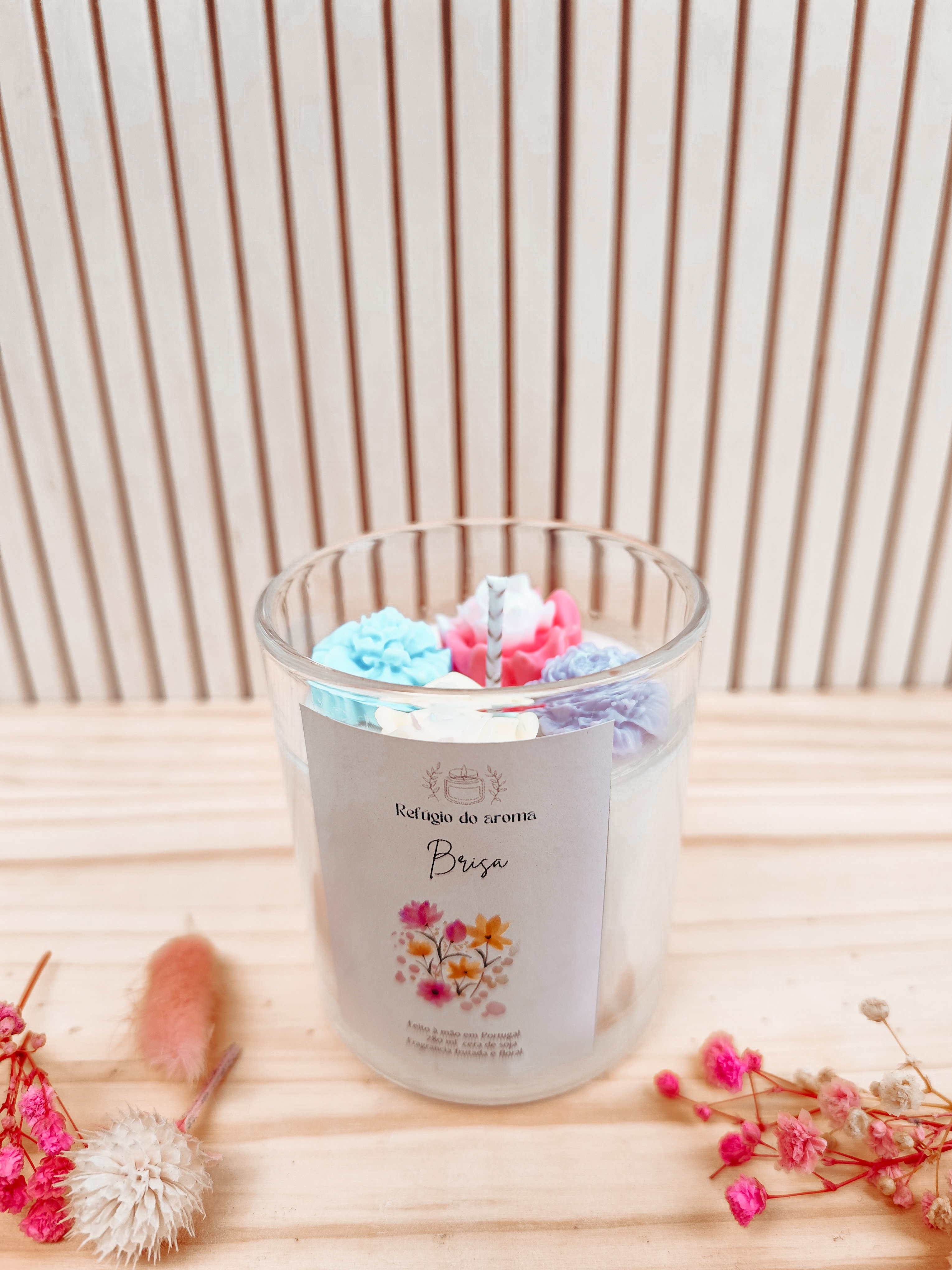 Flores que não murcham, iluminam. Descobre a exclusividade da nossa vela Brisa