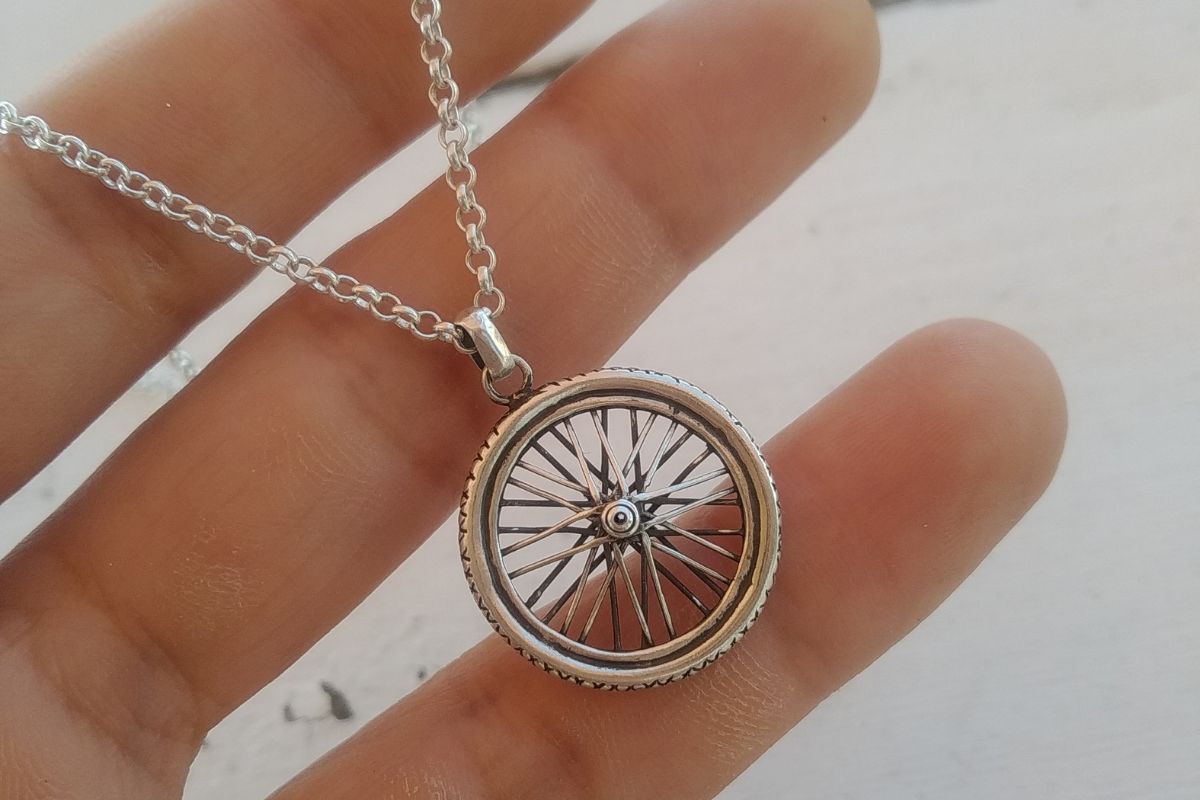 Joyas de plata para ciclistas, patinadores y skaters —  colgantes deportivos hechos a mano en Santiago, Ring Fit Chile