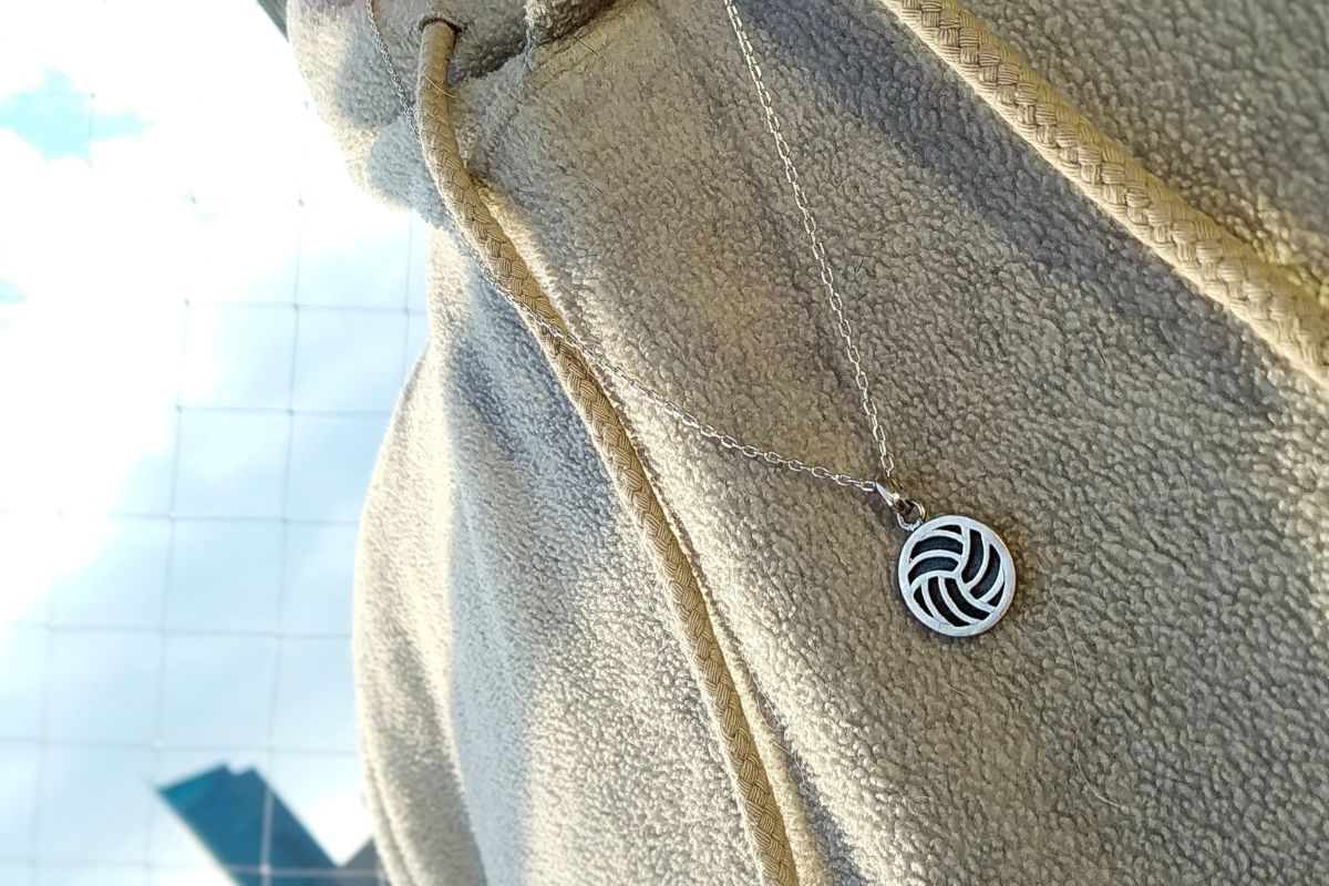 Joyas de plata para fútbol, básquetbol, vóleibol, hockey  y pádel — colgantes deportivos hechos a mano, Ring Fit Chile, regalo para deportistas.