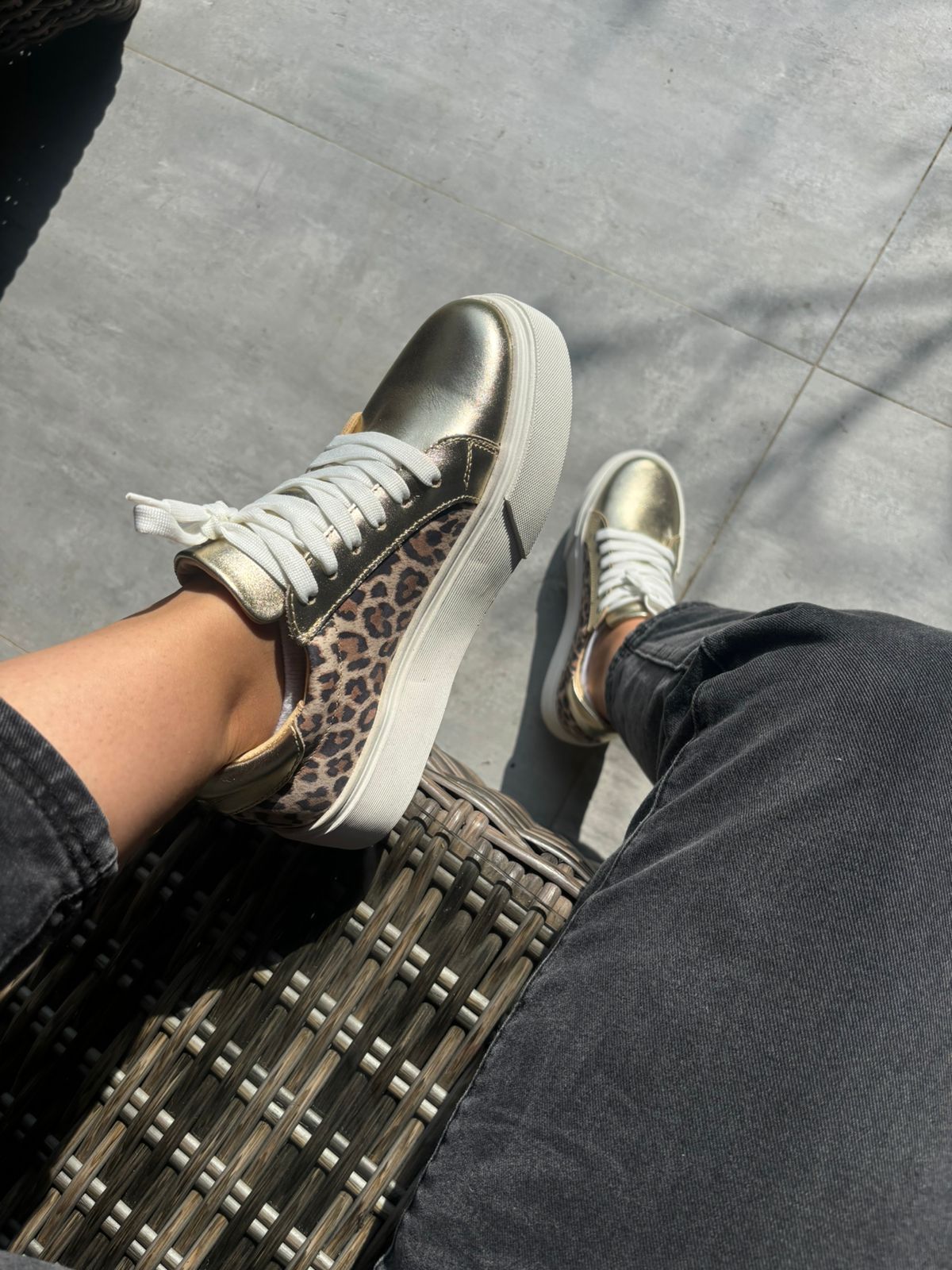 <div></div><br><br><br>
zapatillas 100% cuero<br>