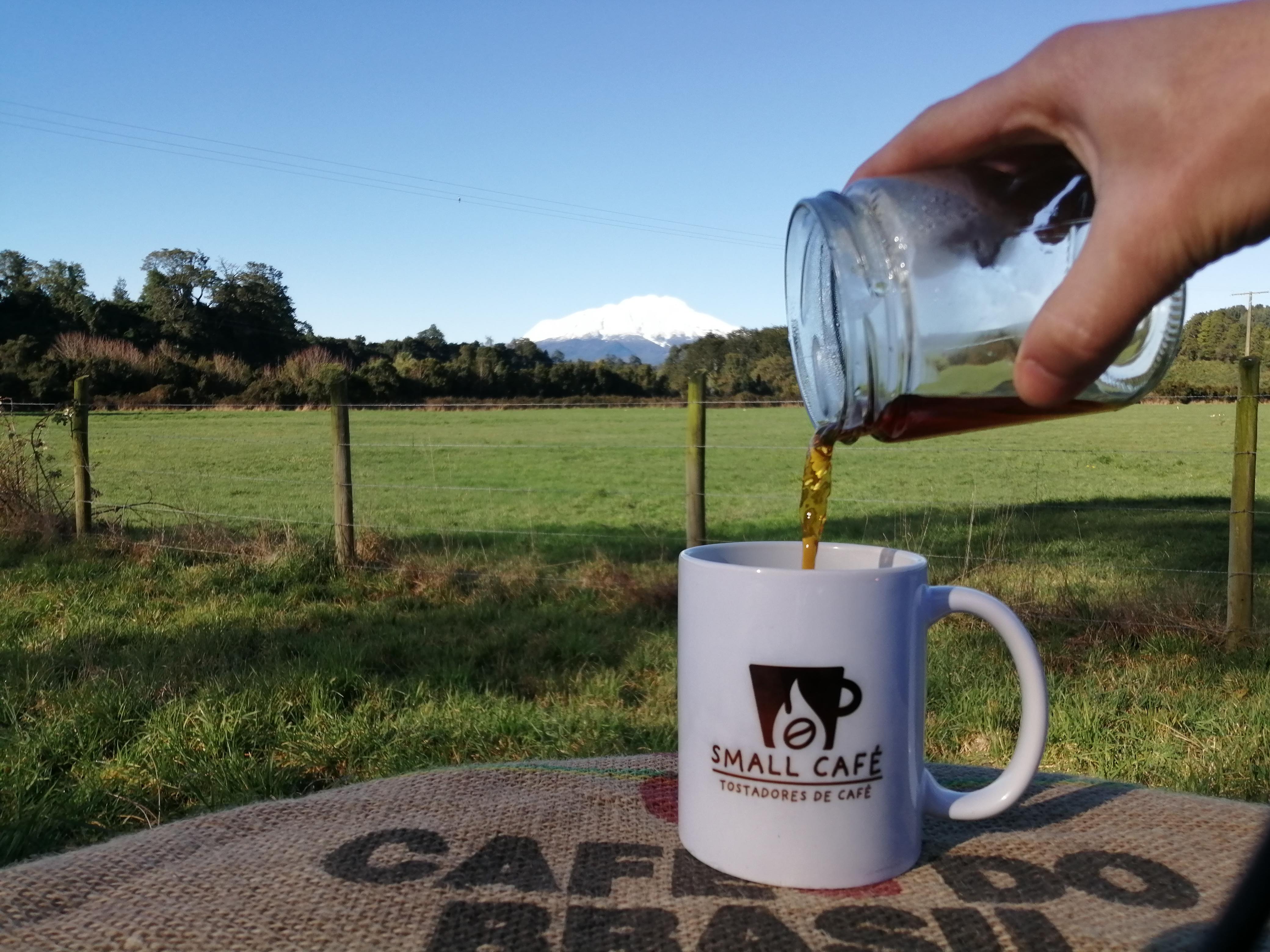 “Café de especialidad servido en taza Small Café con paisaje del sur de Chile. Tostadores de café en Puerto Varas.”