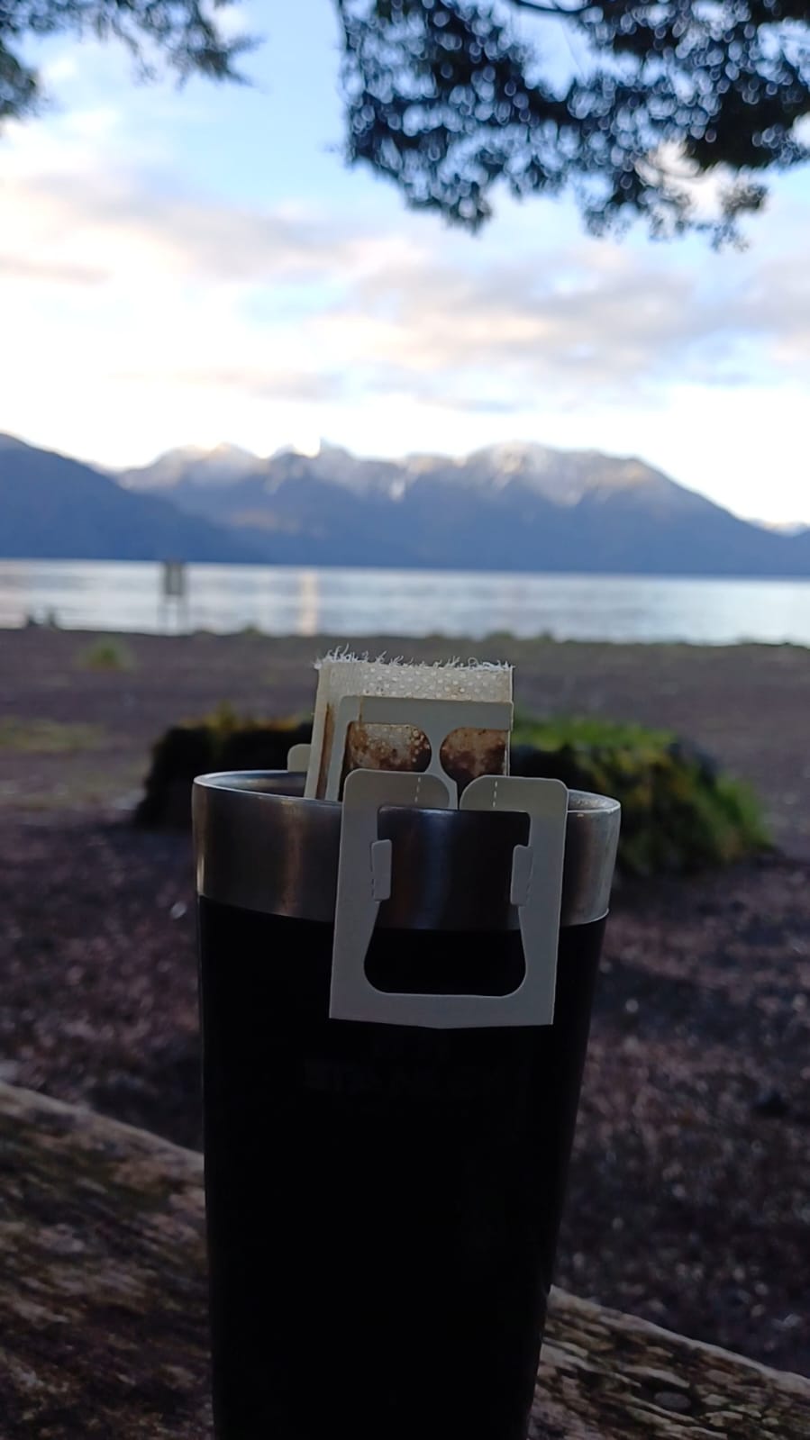 Café de especialidad Small Café preparado con drip coffee frente al lago y montañas en el sur de Chile. Café outdoor perfecto para disfrutar en la naturaleza.