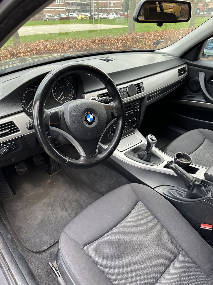 Sin pantalla, sin CarPlay ni Android Auto. Solo la radio original del auto. Se ve y se siente como un auto viejo.