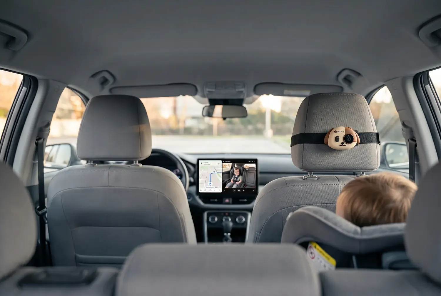 Cámara Smartly Cabin View en el reposacabezas, con la pantalla del auto mostrando el mapa y la vista del asiento trasero